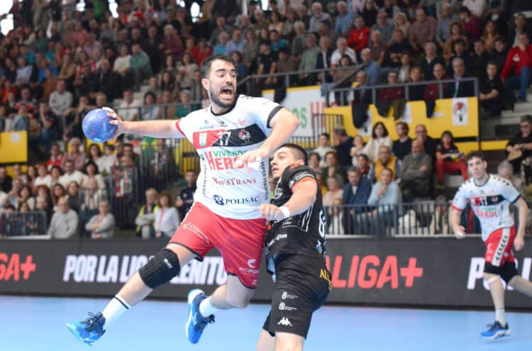 Derbi clave para el BM Nava 1 Gonzalo Carró busca el lanzamiento en un instante del encuentro entre BM Nava y Ademar en el Guerreros Naveros./AMADOR MARUGÁN