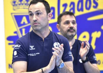 Carlos Villagrán antes del duelo entre BM Nava y Caserío./AMADOR MARUGÁN