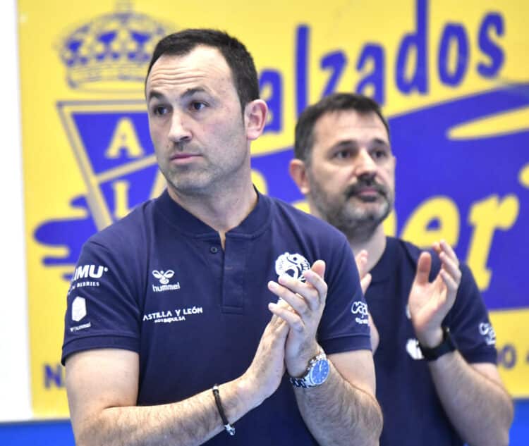 Carlos Villagrán antes del duelo entre BM Nava y Caserío./AMADOR MARUGÁN