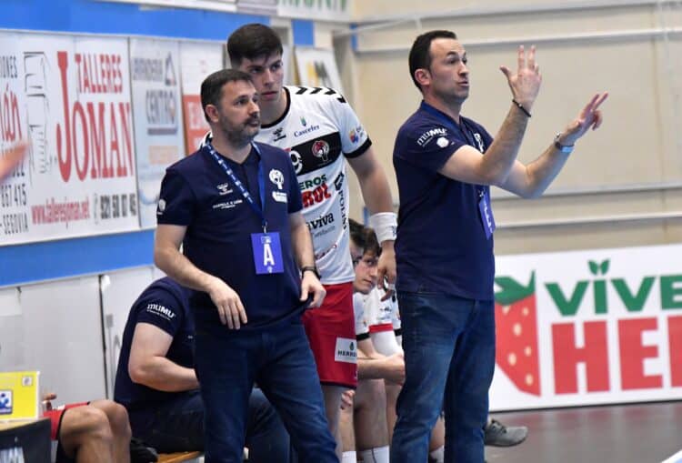 Carlos Villagrán da instrucciones en un instante de partido entre BM Nava y REBI Cuenca./AMADOR MARUGÁN