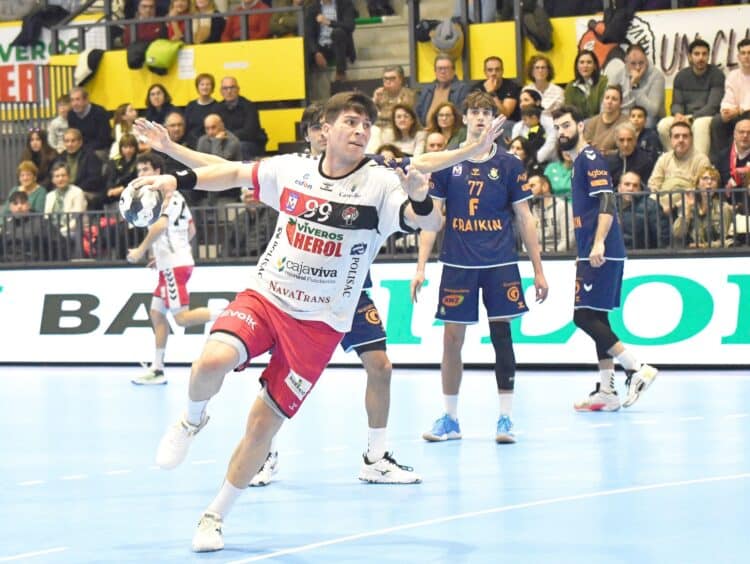 Pablo Herranz en el encuentro entre BM Nava y Granollers del presente curso./AMADOR MARUGÁN