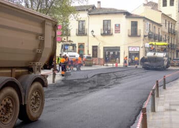 Obras de asfaltado en la plaza del Doctor Laguna. / HÉCTOR CRIADO