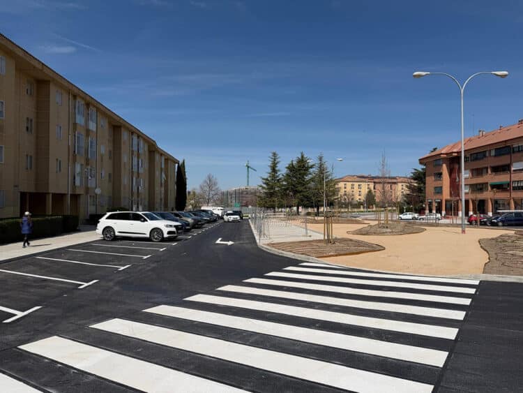Aspecto de la plaza Calderón de la Barca, en el barrio de Nueva Segovia, tras las obras y el asfaltado. / AYUNTAMIENTO DE SEGOVIA