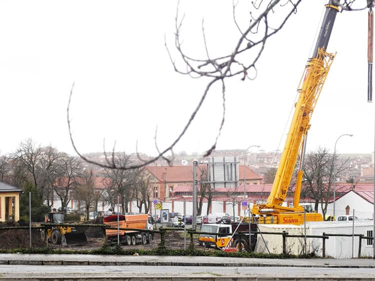 Inicio de las obras en la parcela de la avenida Juan Carlos I. / MARIO ANTÓN LOBO