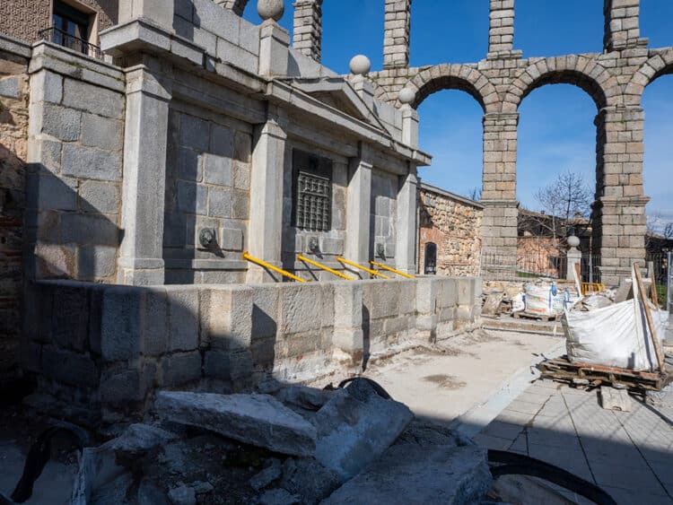 Obras en la fuente de Santa Columba. / HÉCTOR CRIADO