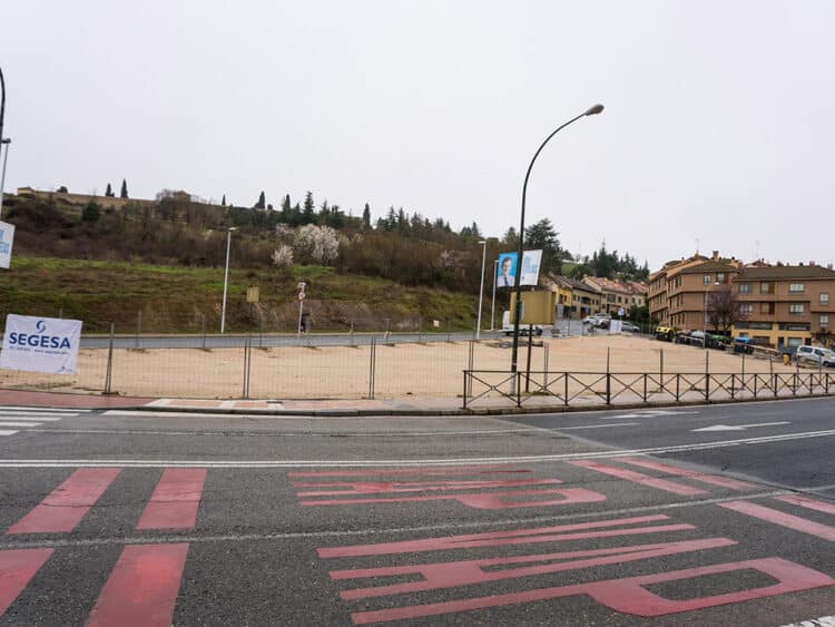 Vía Roma, a su paso por el espacio creado entre la calle San Gabriel y la glorieta de Melitón Martín. / HÉCTOR CRIADO