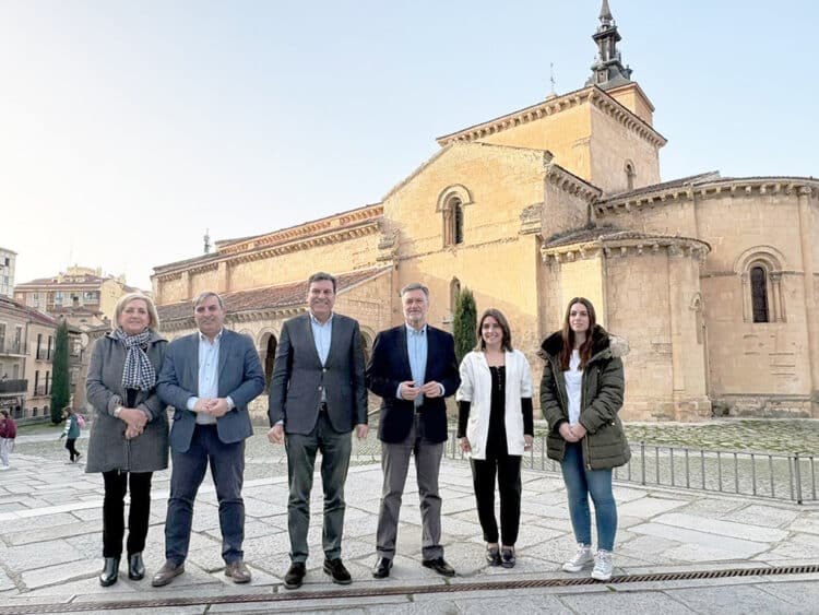 Paloma Sanz, José Luis Sanz Merino, Carlos Fernández Carriedo, Francisco Vázquez, Elisabet Lázaro y Elena Rincón. / P.P.