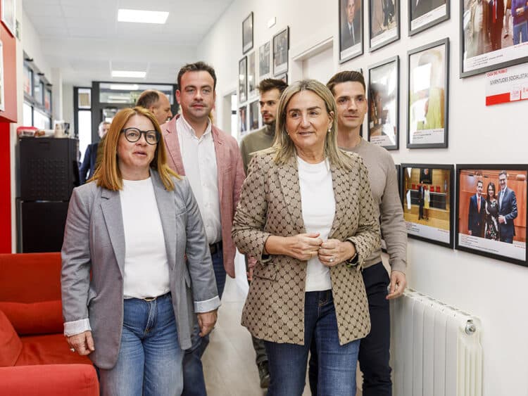 La ministra de Educación, Milagros Tolón, junto a Sergio Iglesias, Paloma Ramírez y Carlos Iglesias. / NACHO VALVERDE - ICAL