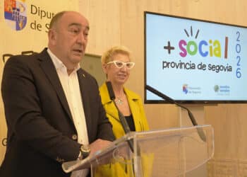 El presidente de la Diputación y responsable de Asuntos Sociales, Miguel Ángel de Vicente, y la jefa de Servicio de Acción Social, Mar Martínez, durante la presentación de la planificación. / DIPUTACIÓN