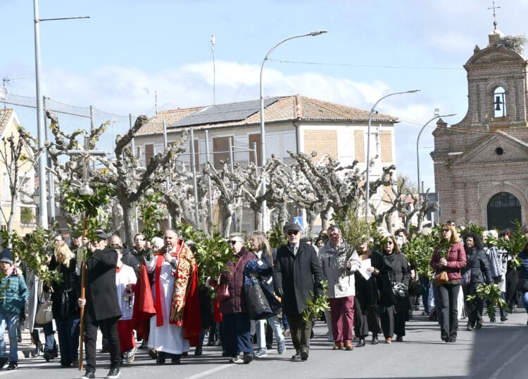 Procesión del Domingo de Ramos tras su bendición a la puerta de la ermita / AMADOR MARUGÁN