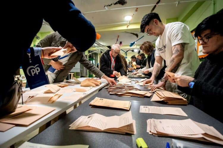 Recuento de votos en un colegio electoral de Ciudad Rodrigo