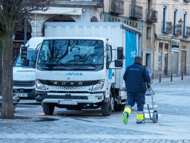 El paro en la provincia baja en 31 personas durante el mes de febrero 1 Un trabajador repartiendo en Segovia. / HÉCTOR CRIADO