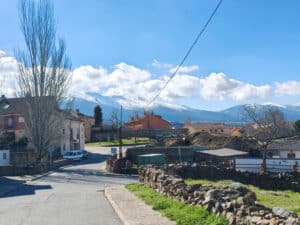 Oteros, vaguadas y valles (II) 2 La cordillera que forma la sierra de Guadarrama se erige al fondo sobre la población de Revenga.