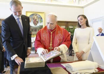 Los reyes de España y León XIV han mantenido un encuentro de 50 minutos en la Santa Sede, en la primera audiencia que el pontífice ofrece a Felipe VI y Letizia, previa al viaje que el papa realizará el próximo mes de junio a España. EFE/Vatian Media/Simone Risoluti