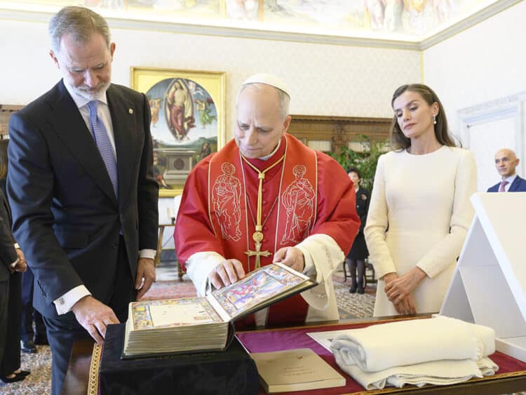 Los reyes regalan al papa una manta de lana merina de Collado Hermoso 1 Los reyes de España y León XIV han mantenido un encuentro de 50 minutos en la Santa Sede, en la primera audiencia que el pontífice ofrece a Felipe VI y Letizia, previa al viaje que el papa realizará el próximo mes de junio a España. EFE/Vatian Media/Simone Risoluti