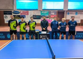 Los jugadores del equipo segoviano y Cambados posan antes del encuentro./SEGHOS