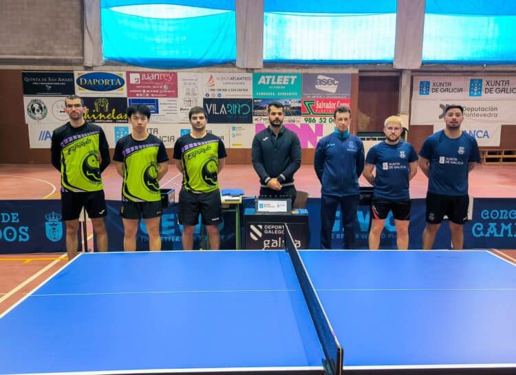 Los jugadores del equipo segoviano y Cambados posan antes del encuentro./SEGHOS