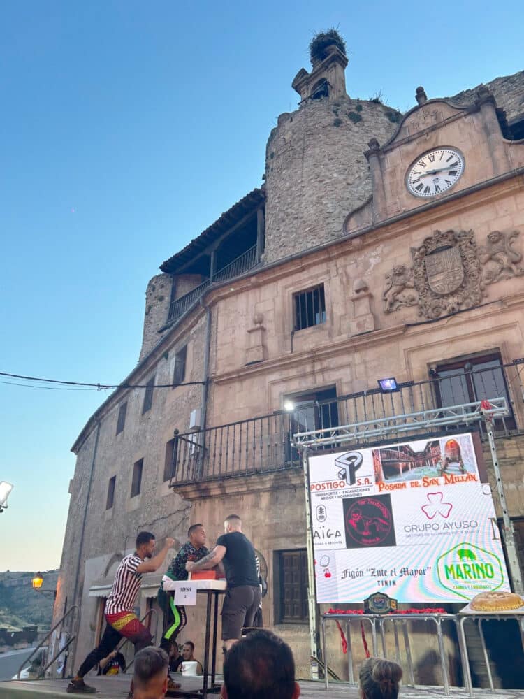 Los competidores Galvín y Nino, en el campeonato de pulsos de Sepúlveda. / OPEN ARMWRESTLING 'VILLA DE SEPÚLVEDA'