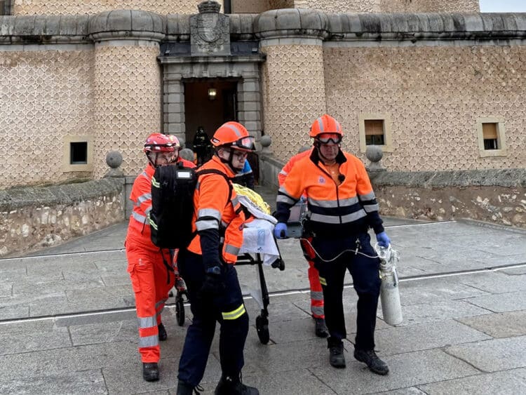Despliege de efectivos de emergencias, durante el simulcro de incendio en el Real Alcázar de Segovia. / PATRONATO DEL REAL ALCÁZAR DE SEGOVIA