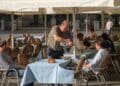 Un camarero trabajando en una terraza de Segovia. / KAMARERO
