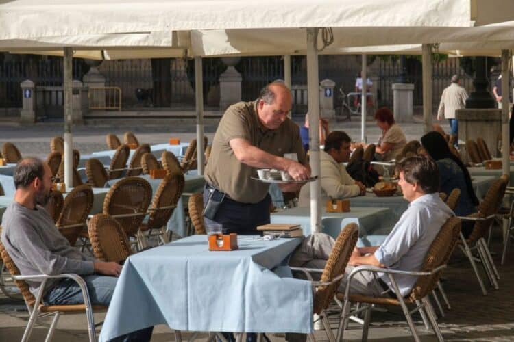 Los mayores de 45 años son los que menos faltan al trabajo, según la FES 1 Un camarero trabajando en una terraza de Segovia. / KAMARERO