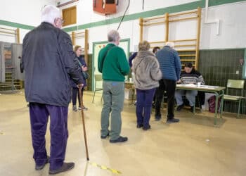 Votaciones durante la jornada electoral en Segovia. / HÉCTOR CRIADO