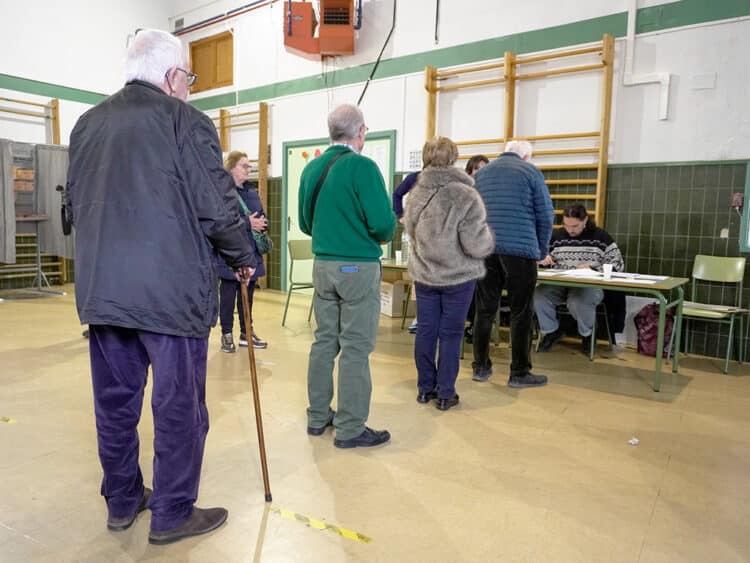 Votaciones durante la jornada electoral en Segovia. / HÉCTOR CRIADO