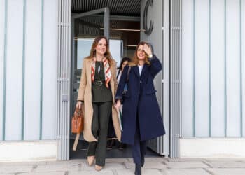 La portavoz nacional de Agenda España, Isabel Pérez, acompaña a la candidata de Vox Segovia a las Cortes de Castilla y León, Susana Suárez, con motivo de la campaña electoral, en un acto en la Plaza de los Médicos de Segovia. / NACHO VALVERDE - ICAL