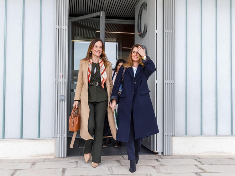 La portavoz nacional de Agenda España, Isabel Pérez, acompaña a la candidata de Vox Segovia a las Cortes de Castilla y León, Susana Suárez, con motivo de la campaña electoral, en un acto en la Plaza de los Médicos de Segovia. / NACHO VALVERDE - ICAL