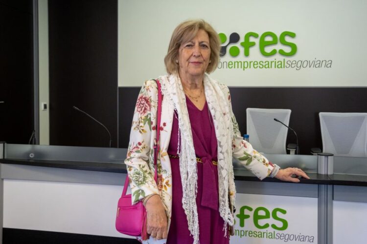 “Para emprender hay que tener seguridad en una misma y estar dispuesta a trabajar mucho’” 1 Petra Carretero Gil en la FES, donde recibió hace unos días un reconocimiento por su trayectoria profesional. / HÉCTOR CRIADO