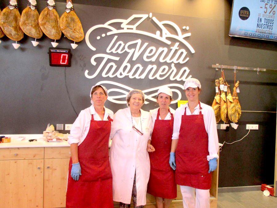 “Cuando empiezas de cero haces todo lo que haga falta” 3 Petra Marigómez junto a sus compañeras.