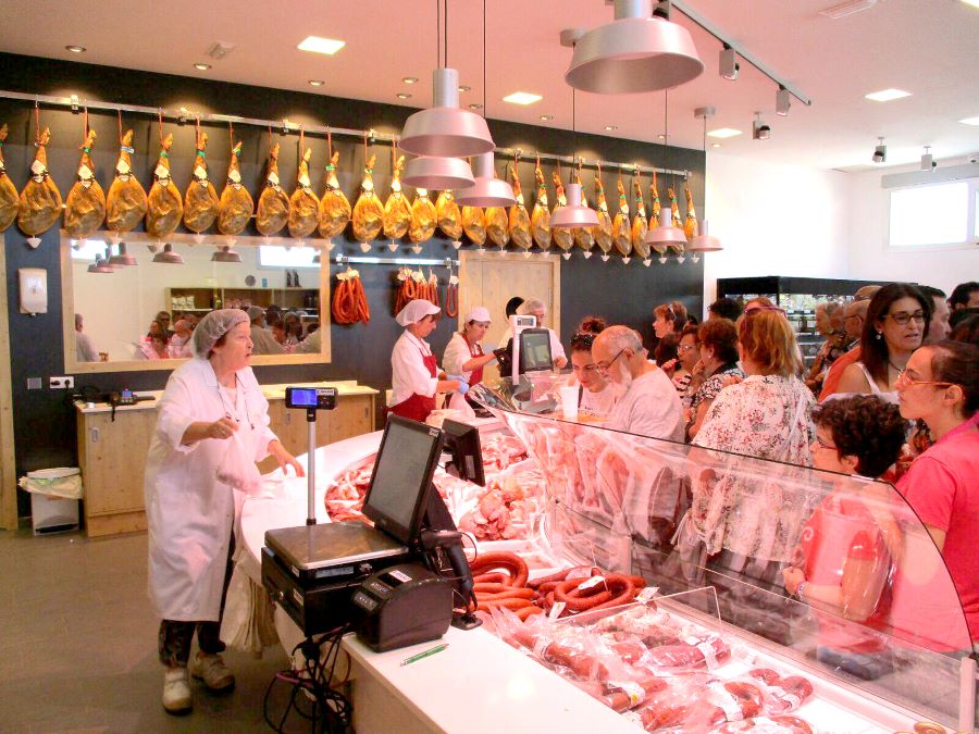 “Cuando empiezas de cero haces todo lo que haga falta” 2 Inauguración de la tienda de la fábrica en Tabanera la Luenga en 2017.