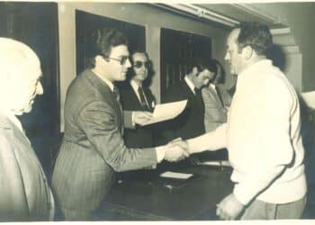 Leoncio González recibiendo un reconocimiento por haber trabajado en la retirada de nidos de procesionaria en Madrid.