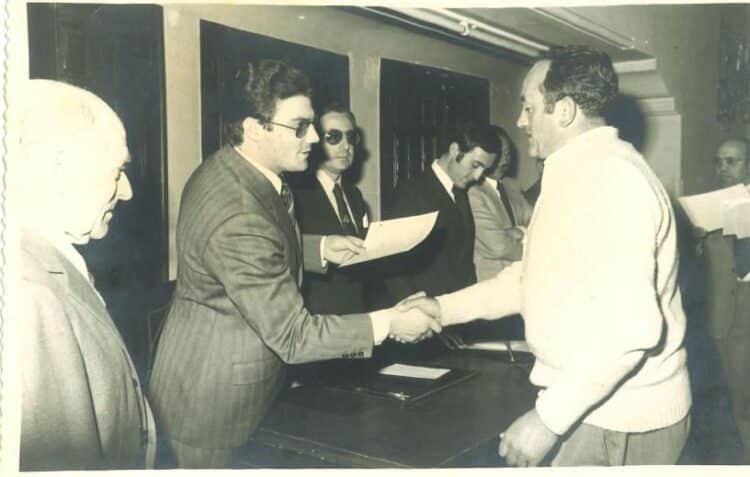 Leoncio González recibiendo un reconocimiento por haber trabajado en la retirada de nidos de procesionaria en Madrid.