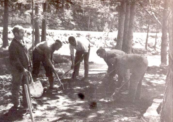 En ‘El Roce’, ocupación que tantos jornales dio durante décadas. Leoncio, al fondo, con camisa blanca.