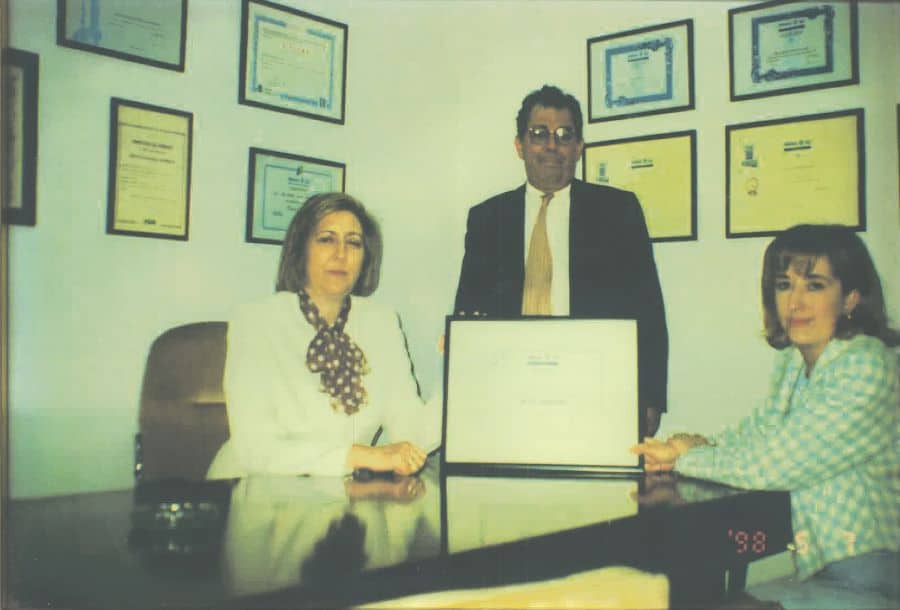 Mabel Arribas de la Calle, derecha, junto al director Territorial, José Miguel Crespo, y su socia Petra Carretero, izquierda, en el año 1998.