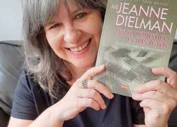 Rocío del Pozo junto a su libro ‘Mi Jeanne Dielman’ que presenta en Segovia.