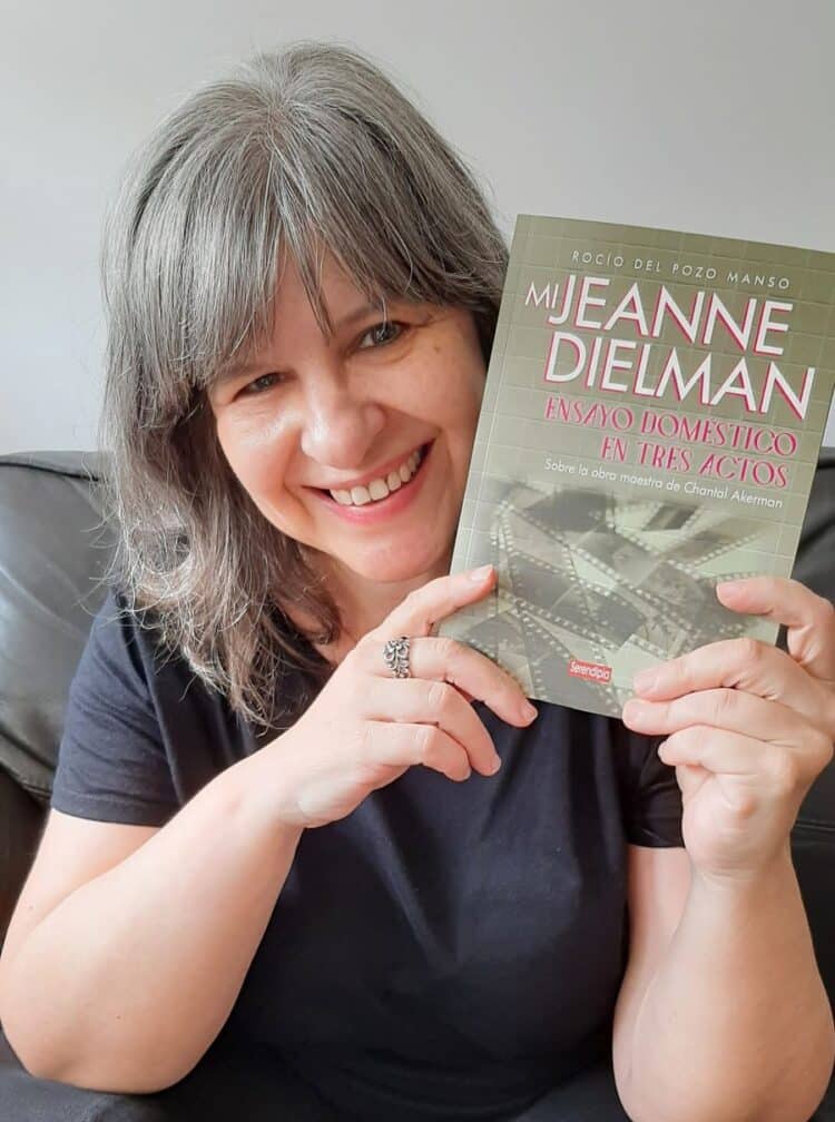 “Cuando lo doméstico se vuelve cine” 1 Rocío del Pozo junto a su libro ‘Mi Jeanne Dielman’ que presenta en Segovia.