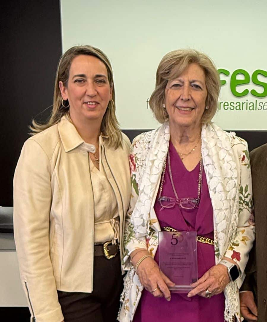 “Para emprender hay que tener seguridad en una misma y estar dispuesta a trabajar mucho’” 2 Hace aproximadamente seis años Petra Carretero se jubiló y dejó la empresa ‘Carretero Arribas S.L.’ en manos de su hija Carolina Condado, segunda generación familiar, y su socia Mabel Arribas. “En las mejores manos, sin lugar a dudas”, manifiesta. Respecto al proceso de ceder el testigo a su hija fue muy fácil “porque ya llevaba tiempo trabajando con nosotras, por lo que estaba preparada para ello”.