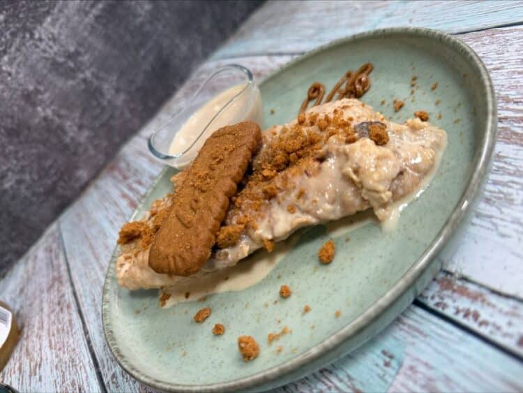 “Vendemos la torrija bien jugosa, como siempre se ha hecho en casa” 1 Torrija con sirope de galleta Lotus, una de las versiones más innovadoras junto a la caramelizada con azúcar moreno.