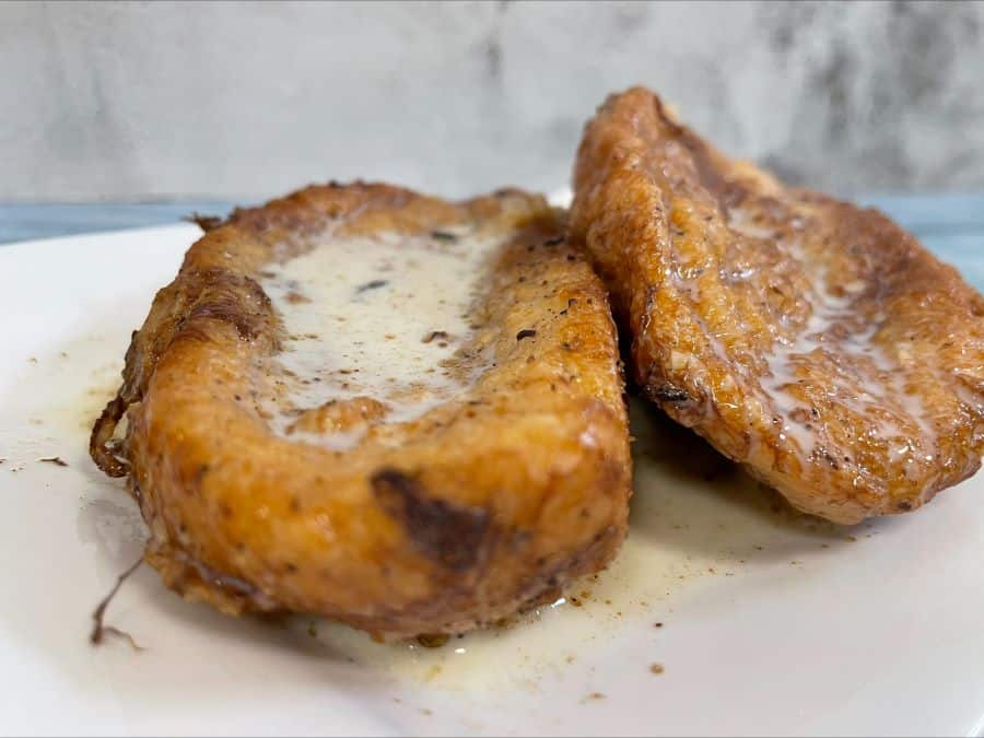 “Vendemos la torrija bien jugosa, como siempre se ha hecho en casa” 2 Torrija tradicional elaborada con pan candeal y pensado para llevar con su caldito. / FOTOS 'LOS MELLIZOS'