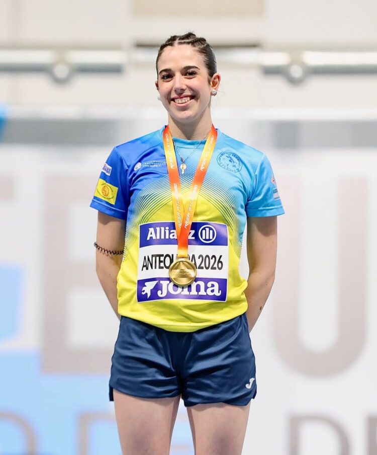 Celia Hidalgo posa como campeona de España sub-18./IMD SEGOVIA