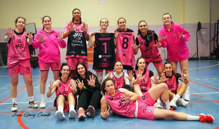 El conjunto segoviano celebra la victoria en el Emperador Teodosio ante el Raisan Eloy Villanueva./CD SPORDEPORTE