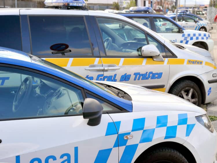 Una mujer y una niña resultan heridas tras ser atropelladas por una motocicleta en Nueva Segovia 1 Vehículos de la Policía Local. / E.A.