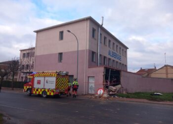 Estado en el que quedó el muro que delimita el albergue tras la colisión del vehículo. / E.A.