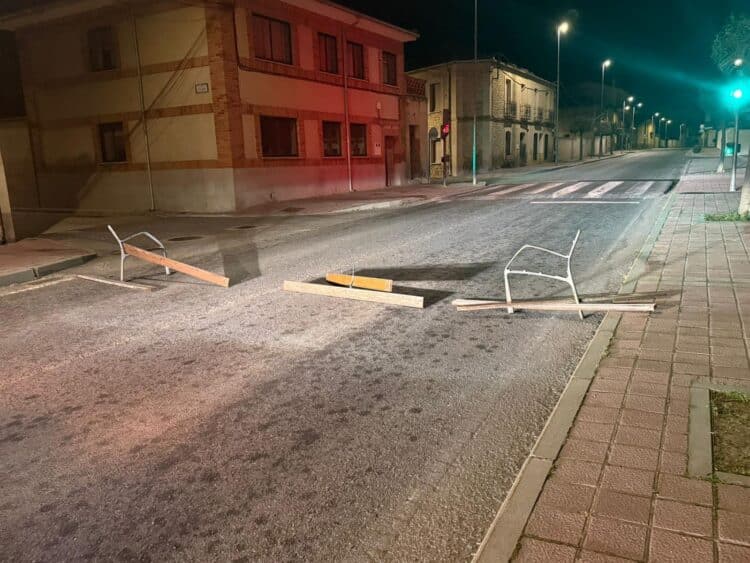 Destrucción de un banco en la travesía / AYTO. CARBONERO EL MAYOR