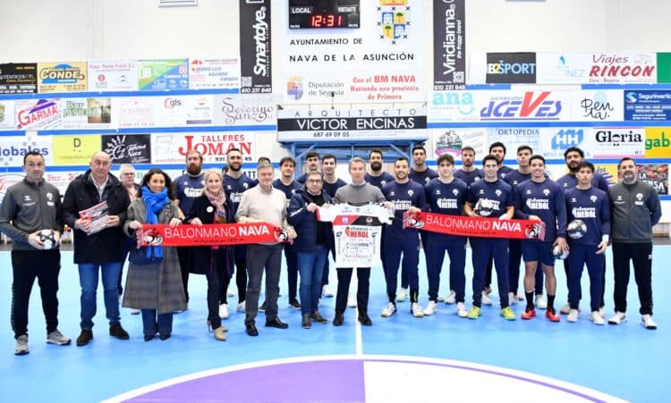 Feijóo revive sus años en el balonmano junto a los jugadores del BM Nava 1 Alberto Núñez Feijóo durante su visita a la plantilla del BM Nava en el Guerreros Naveros./AMADOR MARUGÁN