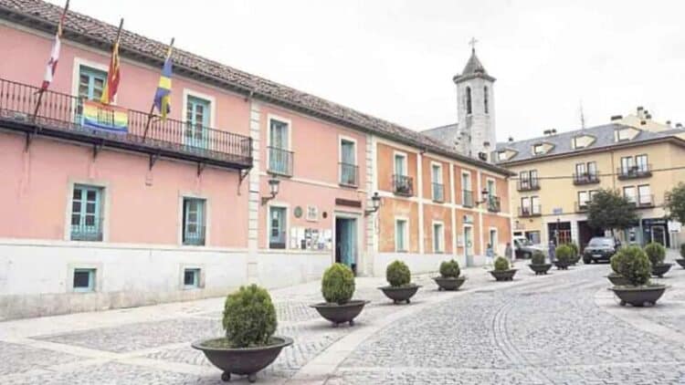 Fachada del Ayuntamiento de la localidad en una imagen de archivo / E.A.
