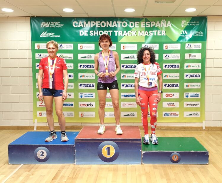 Sonia de la Calle se cuelga dos oros en el Nacional Máster 1 Sonia de la Calle posa como campeona en la cita en Antequera./CAJ BLUME