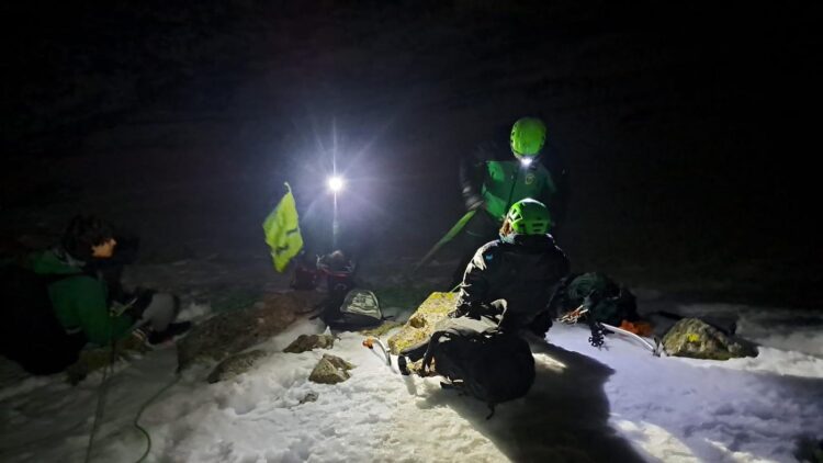 La Guardia Civil rescata a dos jóvenes atrapados por la nieve en ‘Los Claveles’ 1 Momento del rescate. /GUARDIA CIVIL DE SEGOVIA
